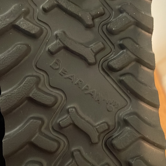 Ladies size 5 BearPaw black lined flat boot.  EUC - Picture 9 of 17